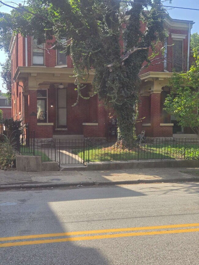 Building Photo - "2-Bed Furnished Gem close to the University of Louisville!"