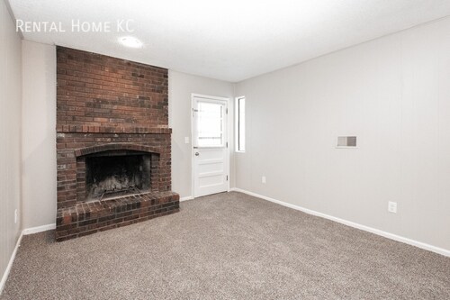 Building Photo - Roomy 3-bed 2-bath Duplex w/Fin Lower Leve...