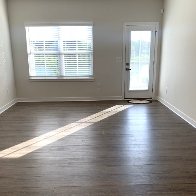 Building Photo - 325 Golan Cir