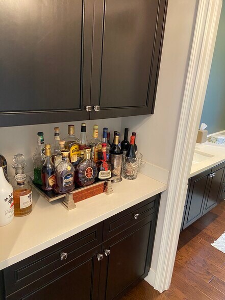 Building Photo - 4470 Stansbury Ave