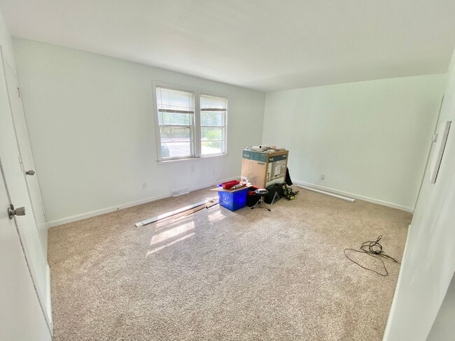 Building Photo - 146 Ethan Allen Pkwy