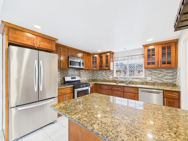 Building Photo - Stunning Turnkey Home in Cambrian!