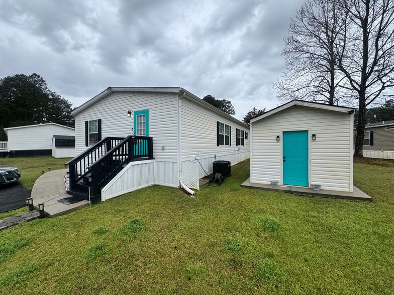 Building Photo - Room in House on Robin Ln