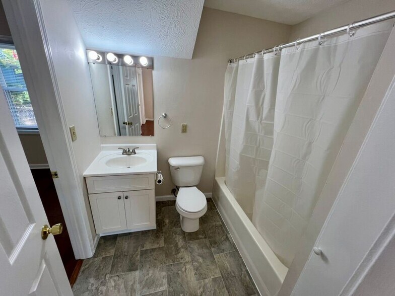 Building Photo - 1823 Hutchins Ave