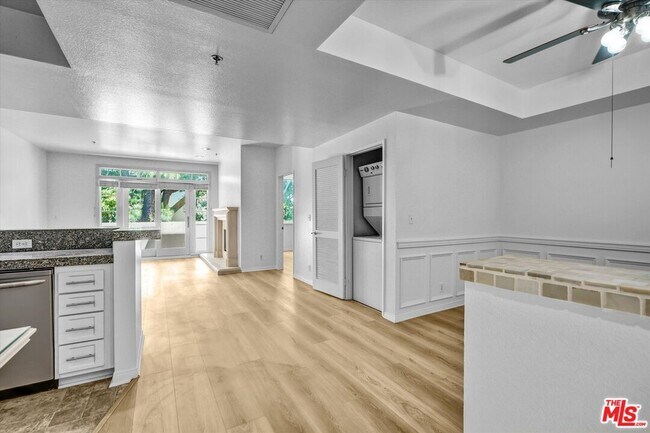 Building Photo - 2222 Beachwood Dr