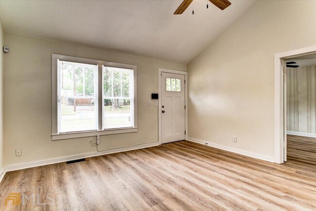 Building Photo - 196 Amy St