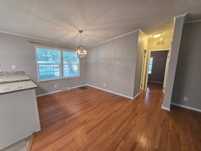 Building Photo - NEW LISTING!!!!!