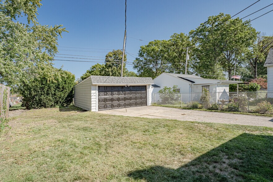 Building Photo - 6006 Ridgewood Ave