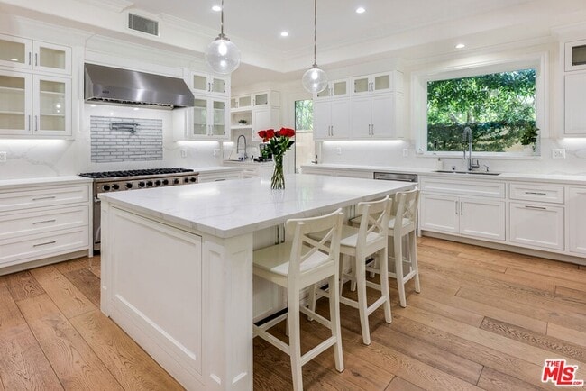 Building Photo - 391 S Saltair Ave