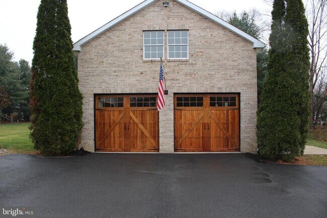 Building Photo - 176 S Patricia Dr