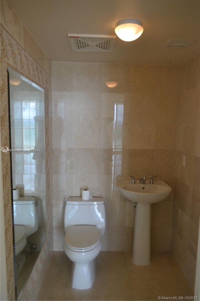 Building Photo - 16699 Collins Ave