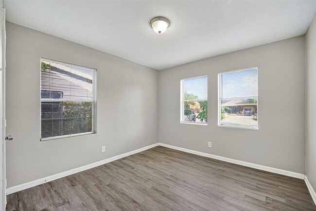 Building Photo - 4909 Holloway Dr