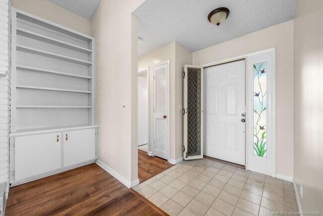 Building Photo - 2386 SW Creekside Dr