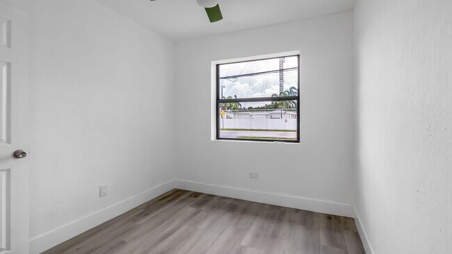 Building Photo - 5015 SW 25th St