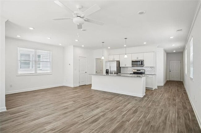 Building Photo - 5057 Woodland Hls