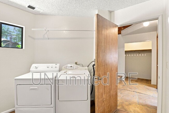 Building Photo - 1410 Inverrary Way