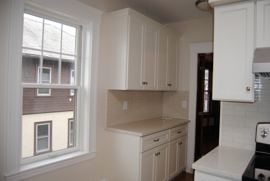 Building Photo - 140 Winsor Ave