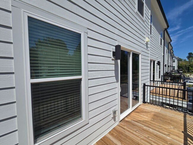 Building Photo - Modern Urban Elegance Meets Functionality