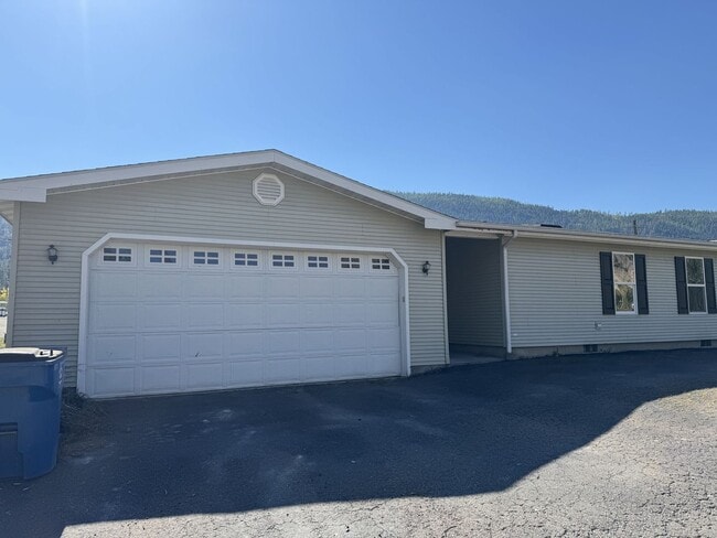 Building Photo - Riverfront 3BD/2BA Home