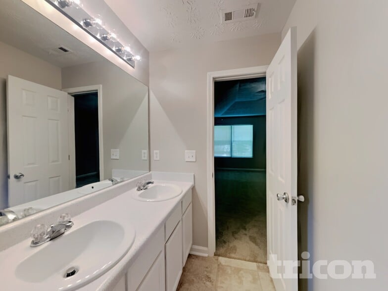 Building Photo - 613 Everlasting Way