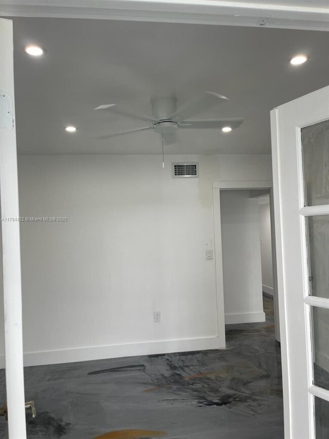 Building Photo - 251 NE 187th St