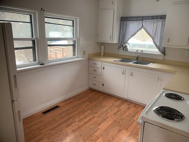 Building Photo - 4 Bed, 1 3/4 bath home on Pioneer Hill next to a park