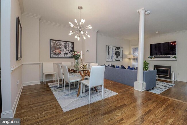 Building Photo - 1596 N Colonial Terrace