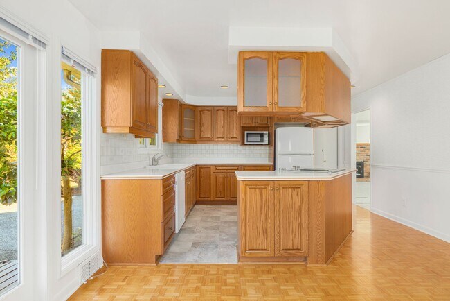 Building Photo - 1828 N 163rd St