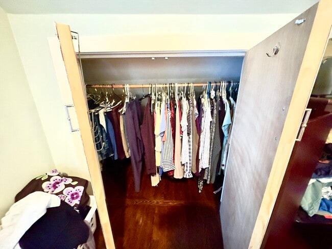 Building Photo - 8 Fox Point Rd