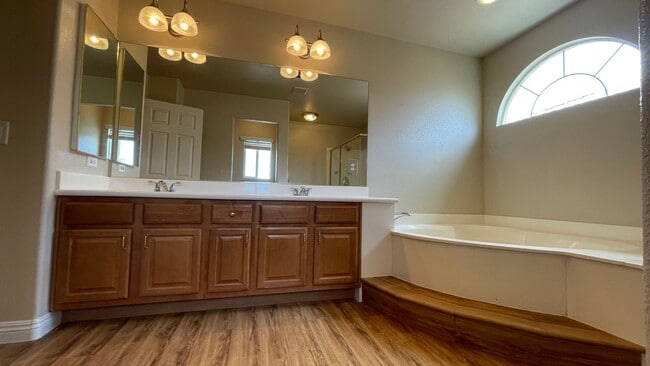 Building Photo - 2 STORY, 2,729 SQ FT HOME, 4 BEDROOMS, 3 BATHROOMS, A LOFT AND A 2 CAR GARAGE IN HENDERSON