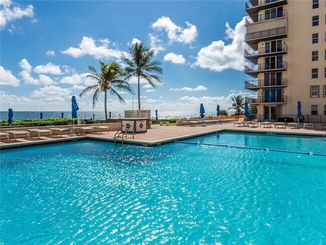 Building Photo - 1147 Hillsboro Mile