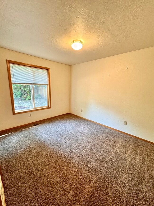 Building Photo - Gorgeous 3 Bed 2 Bath Home Near Shopping and Schools!