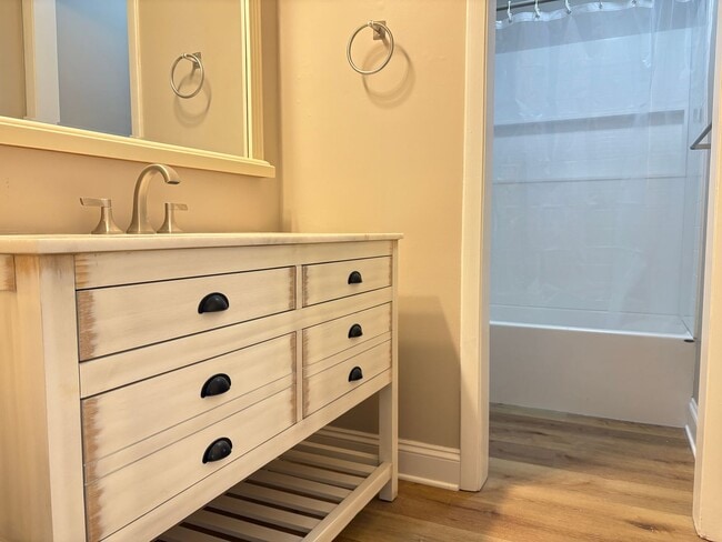 Building Photo - 3 Bedroom, 2 Bathroom House in Burlington!