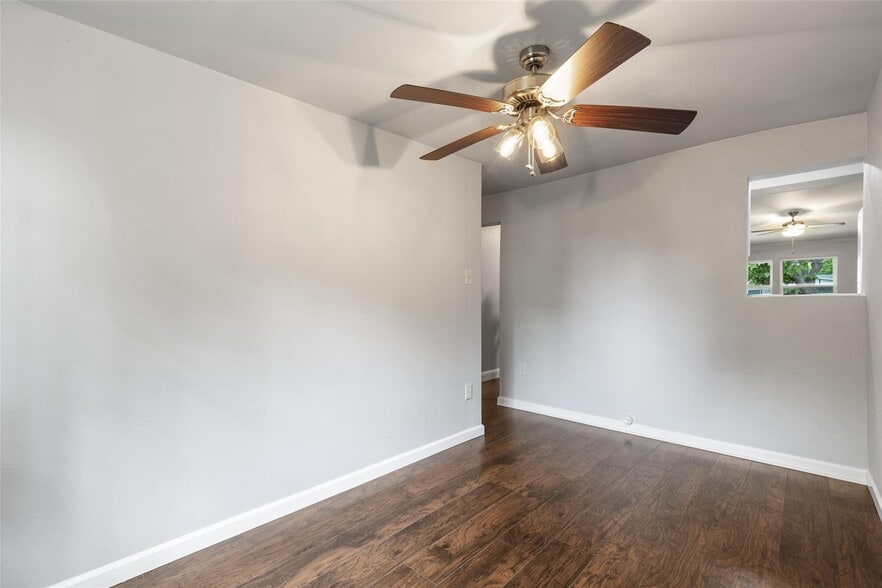 Living area - 626 Seneca Dr