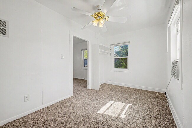 Building Photo - "Charming 1-Bed 1 bath in Englewood – Cozy 400 Sq Ft Living!"