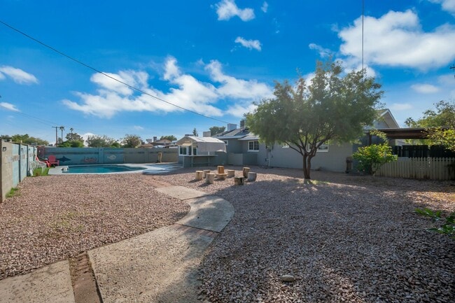 Building Photo - Spacious 6-Bedroom, 3-Bath Pool Home Near ASU Campus