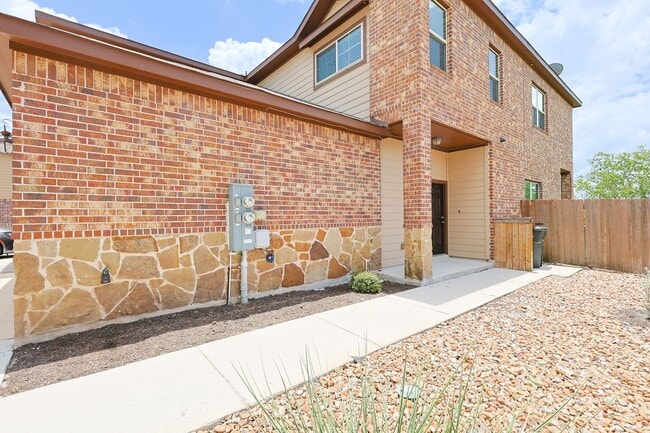 Building Photo - Large Modern Four Bedroom Duplex