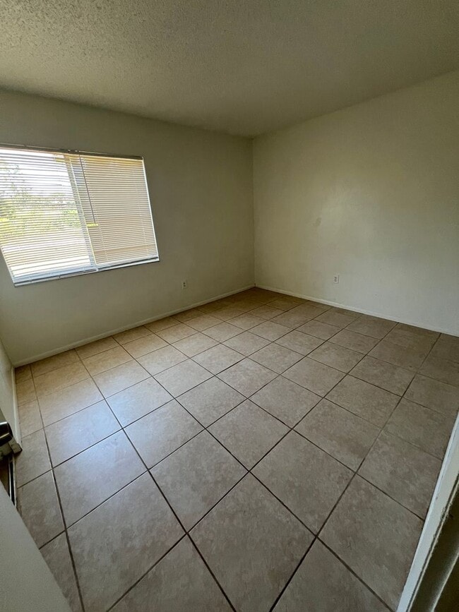 Building Photo - AVAIL 7/15 -- $1,495 ** Annual ** 3 Bed / ...