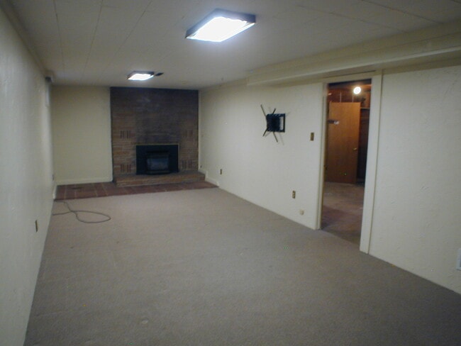 Building Photo - House For Lease