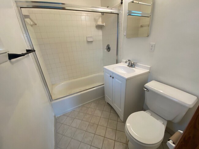 Building Photo - Large 4 Bedroom House, Franklin Regional S...