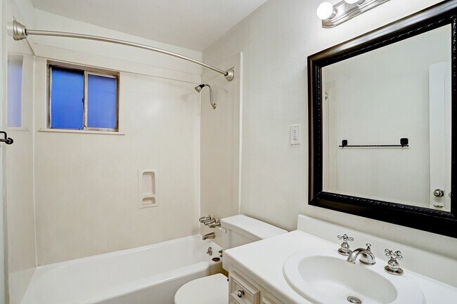 Building Photo - 2418 Mimosa Dr