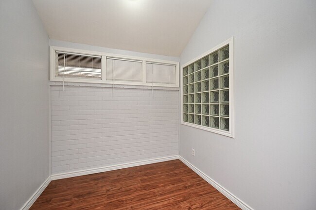 Building Photo - 3551 Santa Rosa Ln