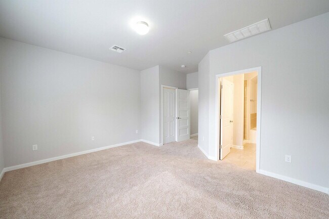 Building Photo - 1620 Bryant Dr