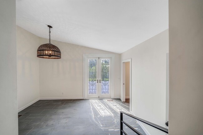 Building Photo - 2316 W Beach Dr