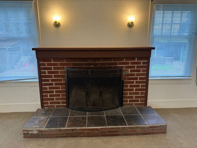 Building Photo - Large 4 bedroom, 1.5 bathroom farm house on River Rd!