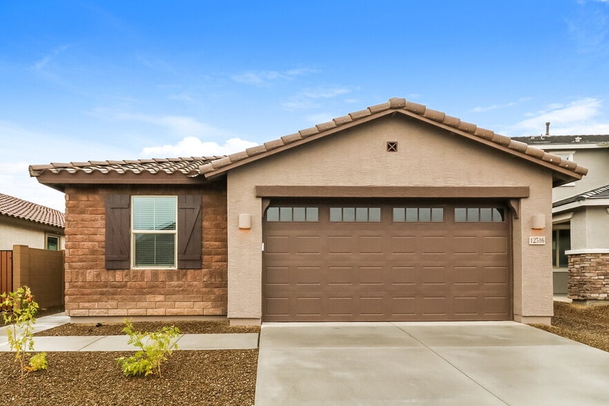 Primary Photo - 450 Lake Shore Ct