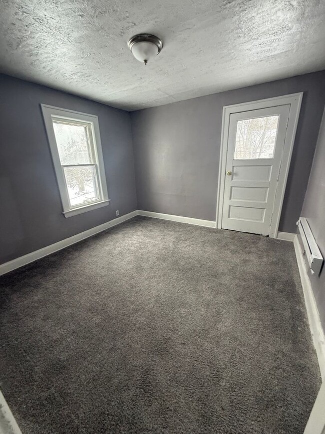 Building Photo - 3bd Single Vouchers Only