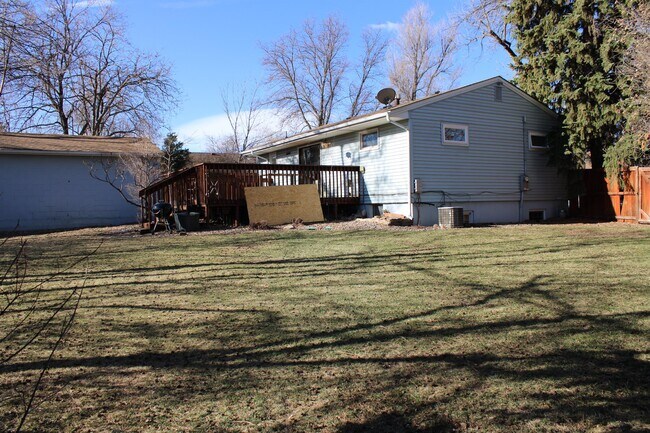 Building Photo - 1832 N Crestmore Ct