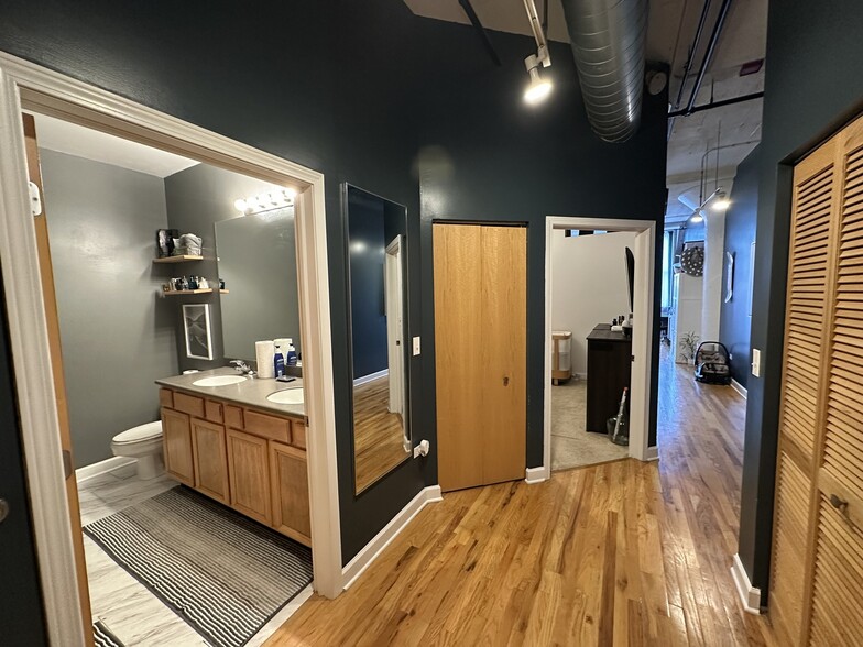 Building Photo - 221 E Cullerton St