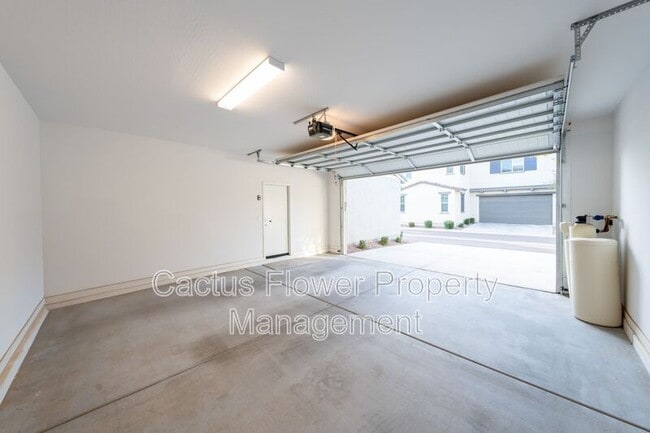 Building Photo - 2851 S Central Dr